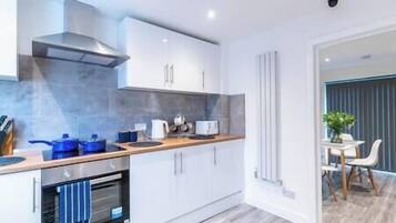 Kylskåp, mikrovågsugn, ugn och spishäll