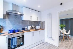 Kylskåp, mikrovågsugn, ugn och spishäll