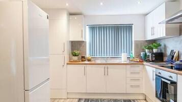 Kylskåp, mikrovågsugn, ugn och spishäll