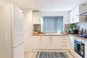 Kylskåp, mikrovågsugn, ugn och spishäll