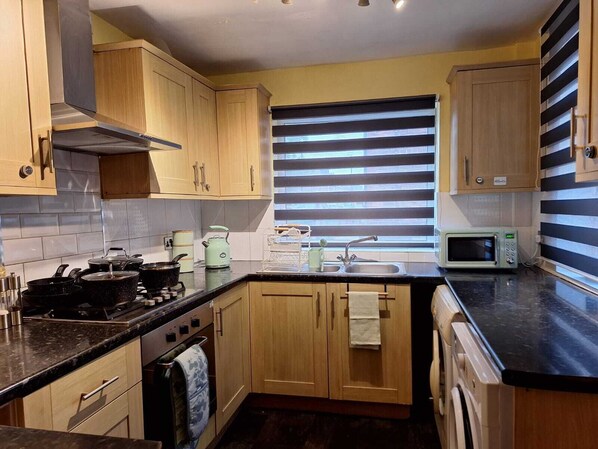 Kühlschrank, Mikrowelle, Ofen, Herdplatte