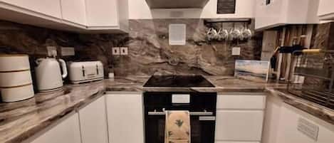 Geladeira, fogão, cooktop, talheres/pratos/utensílios de cozinha