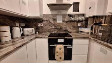 Frigorifero, forno, piano cottura, pentole/stoviglie/utensili