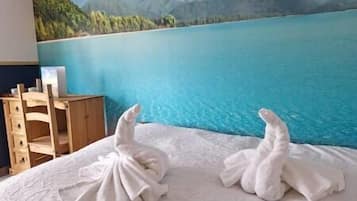 1 dormitorio, tabla de planchar con plancha, wifi y ropa de cama
