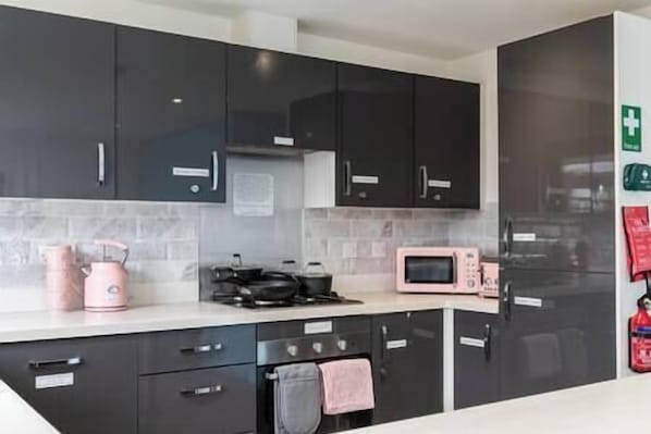 Réfrigérateur, micro-ondes, plaque de cuisson, lave-vaisselle