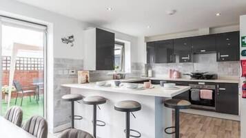 Fridge, microwave, stovetop, dishwasher