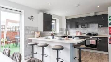 Réfrigérateur, micro-ondes, plaque de cuisson, lave-vaisselle