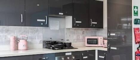Réfrigérateur, four à micro-ondes, surface de cuisson, lave-vaisselle