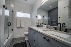 Hårtork, handdukar, tvål och toalettpapper