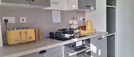 Frigorifero, microonde, forno, piano cottura