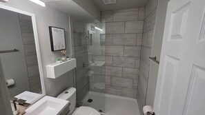 Douche, serviettes fournies, savon, papier toilette