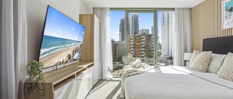 1 soveværelse, pengeskab på værelset, strygejern/strygebræt