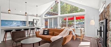 Smart TV, fireplace