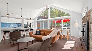 Smart TV, fireplace - Feathers Lodge - Spacious Mountain Retreat (Thredbo)