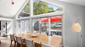 Dining - Feathers Lodge - Spacious Mountain Retreat (Thredbo)