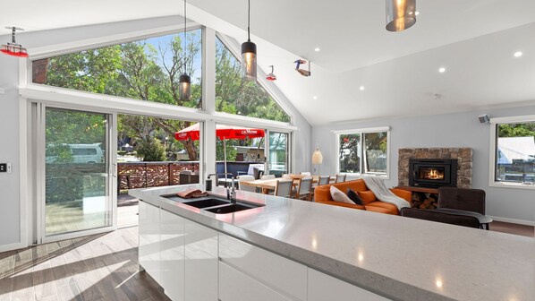 Interior - Feathers Lodge - Spacious Mountain Retreat (Thredbo)