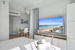 2 bedrooms, in-room safe, iron/ironing board, free WiFi