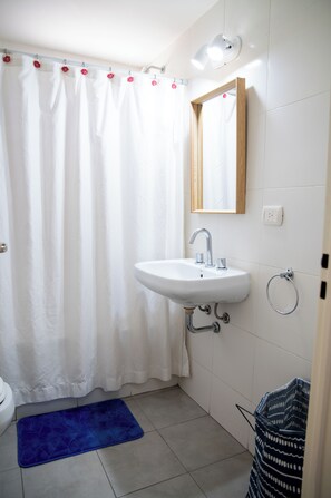 Serviettes fournies, savon, shampoing, papier toilette