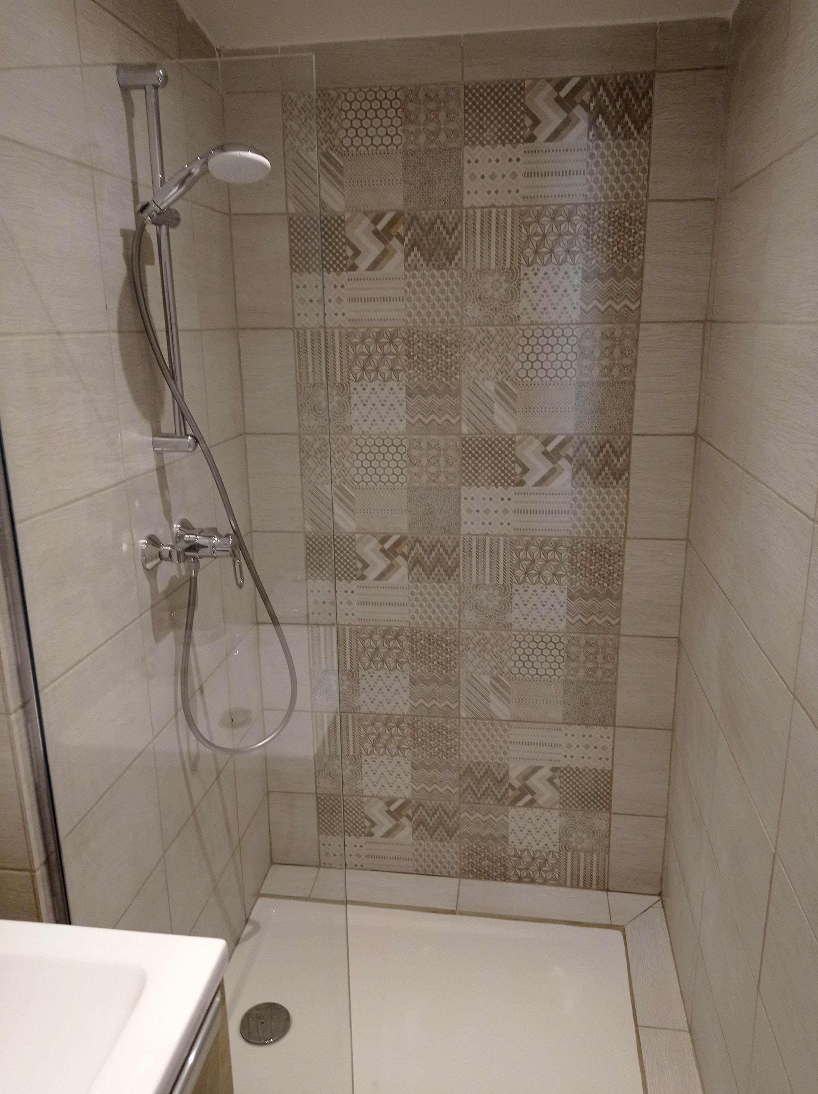 Douche, sèche-cheveux, serviettes fournies, papier toilette