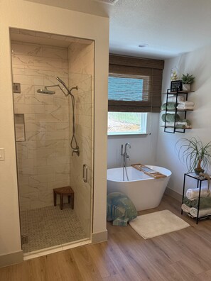 Hair dryer, towels, soap, shampoo - Quiet 4BR 2.5BA Modern New Country Home in Weatherford (Weatherford)