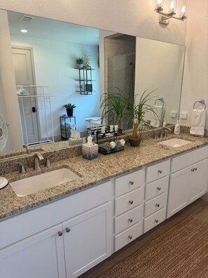 مجففات شعر، مناشف، صابون، شامبو