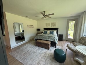 4 عدّة غرف نوم ومكتب ومكواة/لوح كي وسرير سفر