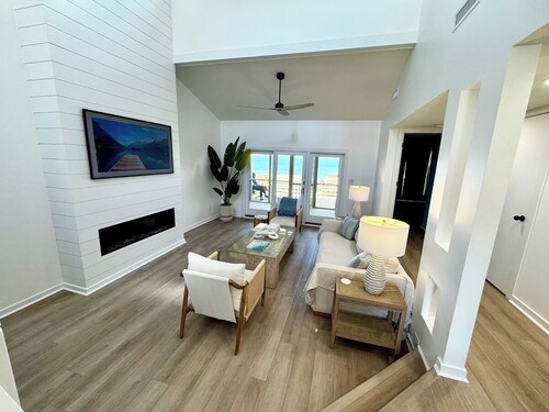 Coastal Tides: A Soundside Townhome in Pine Knoll Shores