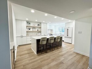 Refrigerador, microondas, horno, lavavajillas