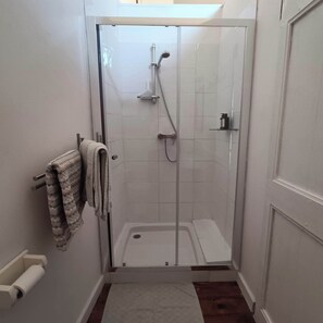 Kamar Double, pemandangan halaman | Kamar mandi | Perlengkapan mandi gratis, pengering rambut, handuk, dan sabun