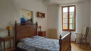 Suite familiare, vista cortile | Minibar (con alcuni snack e alcune bevande gratis)