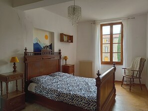 Familie suite, uitzicht op de binnenplaats | Een minibar met enkele gratis items, babybedden (toeslag), gratis wifi