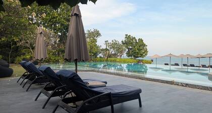 Tranquil Beachfront Escape : Luxury Within Reach