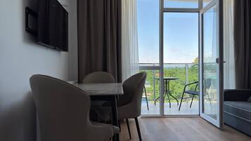 Appartement, balcon, vue ville | 1 chambre, coffres-forts dans les chambres, rideaux occultants