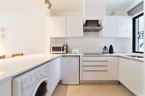 Réfrigérateur, micro-ondes, plaque de cuisson, cafetière/bouilloire