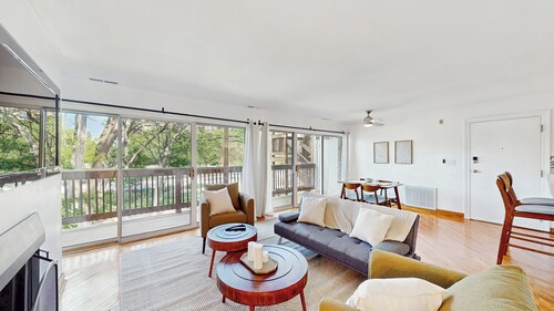 2BR w/Balcony, Fireplace & Wi-Fi