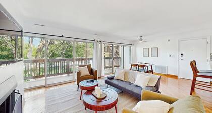 2BR w/Balcony, Fireplace & Wi-Fi