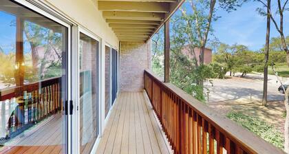 2BR w/Balcony, Fireplace & Wi-Fi