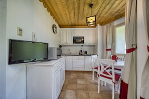 Fridge, oven, dishwasher, coffee/tea maker