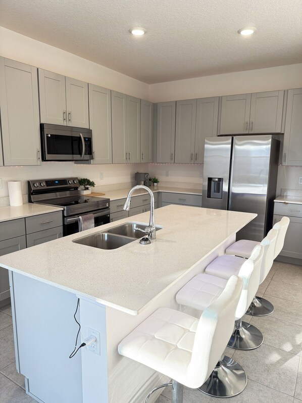 Mikrobølgeovn, kokeplater og oppvaskmaskin