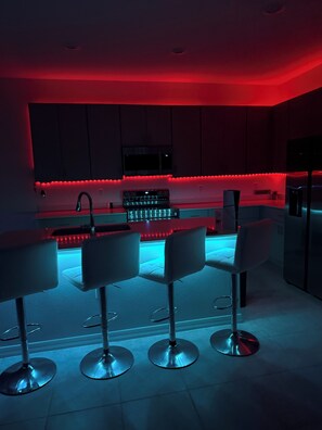 Four à micro-ondes, surface de cuisson, lave-vaisselle