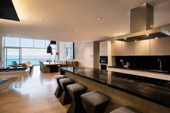 Microonde, forno, piano cottura, lavastoviglie