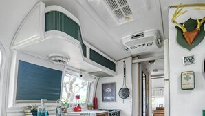 Une cuisine de taille réduite avec un îlot central, un évier et une cuisinière.