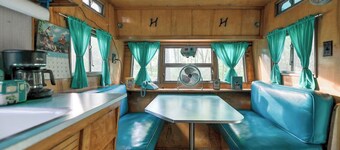Oakwood Knoll - Vintage Camping Trailer