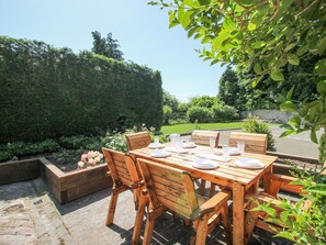 Outdoor dining - Pennal Cottage (Oswestry)