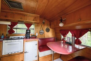 Réfrigérateur, cafetière-théière, vaisselle et ustensiles