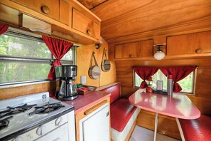 Réfrigérateur, cafetière-théière, vaisselle et ustensiles