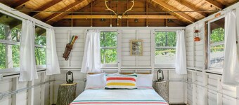 Sun View - Antique Scout Cabin Suite