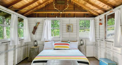 Sun View - Antique Scout Cabin Suite