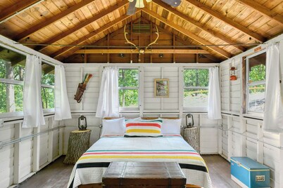 Sun View - Antique Scout Cabin Suite