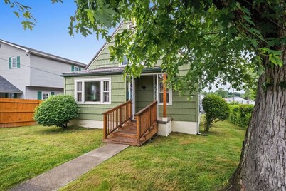 Cozy Mid-Century Home / Hot Tub • Game Room • Sleeps 14